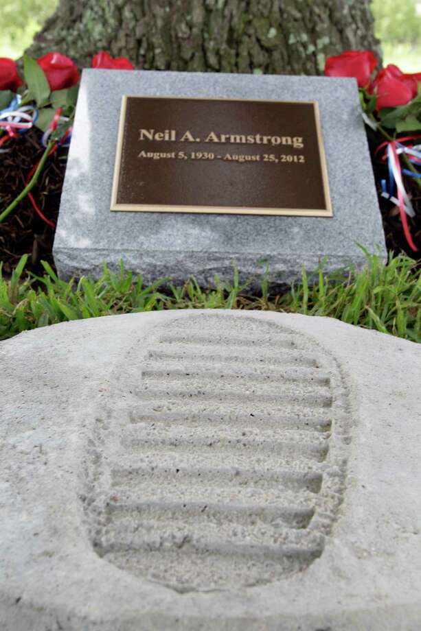 Memorial For Neil Armstrong At Jsc Houston Chronicle 7192