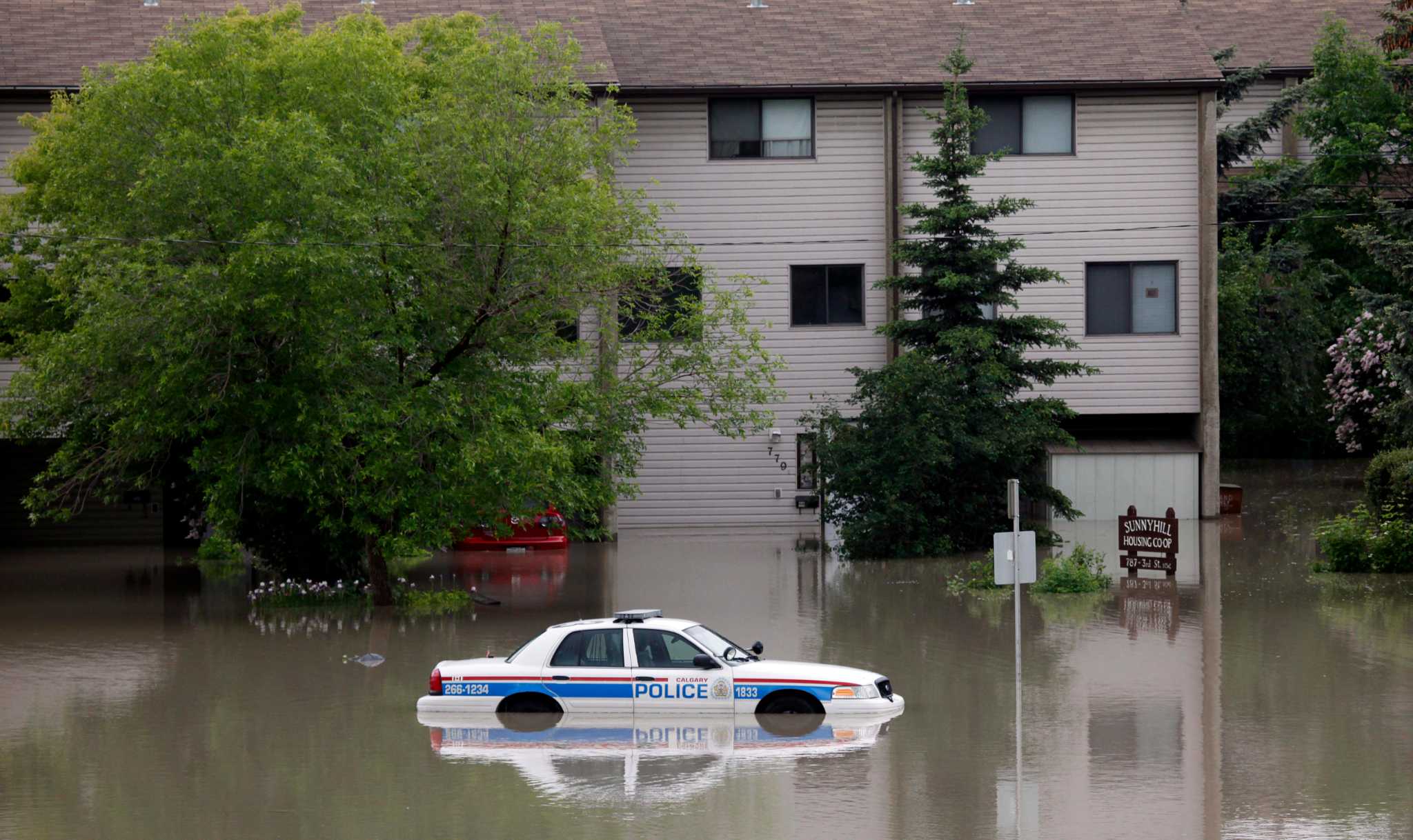 Сонник затопило водой. Потоп в Канаде. Наводнение машины. Наводнение в Канаде сейчас. Номера автомобилей наводнение.