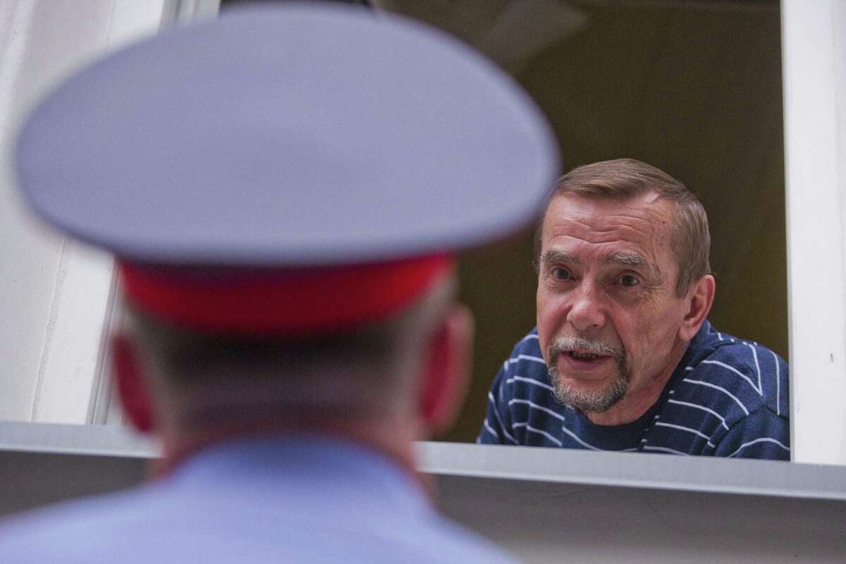 Lev Ponomaryov talks to a police officer at For Human Rights' headquarters. He said he believed that a raid there had been approved by officials under President Vladimir Putin.