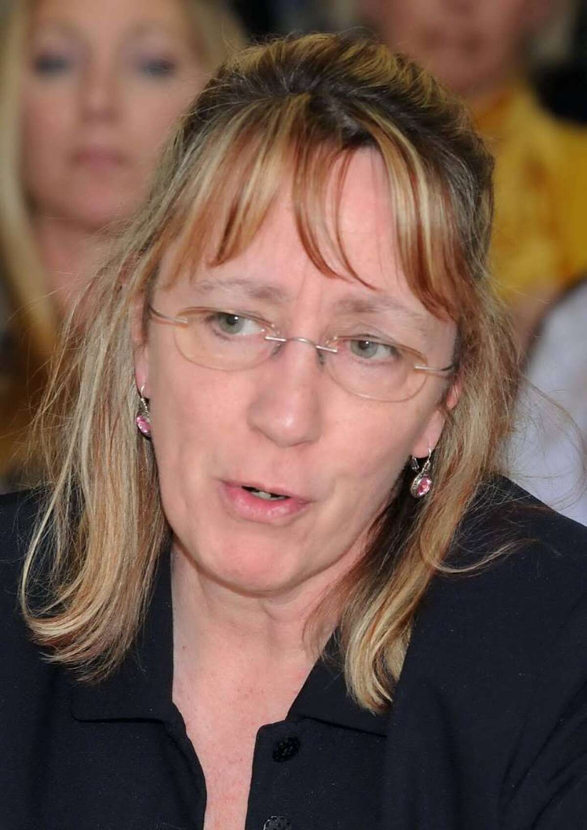 Newtown town clerk cleared of ethics violations in 33 vote