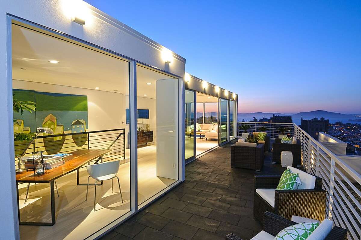 Twolevel luxury condo in Pacific Heights