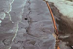 BP expert disputes spill amount; billions in fines at stake