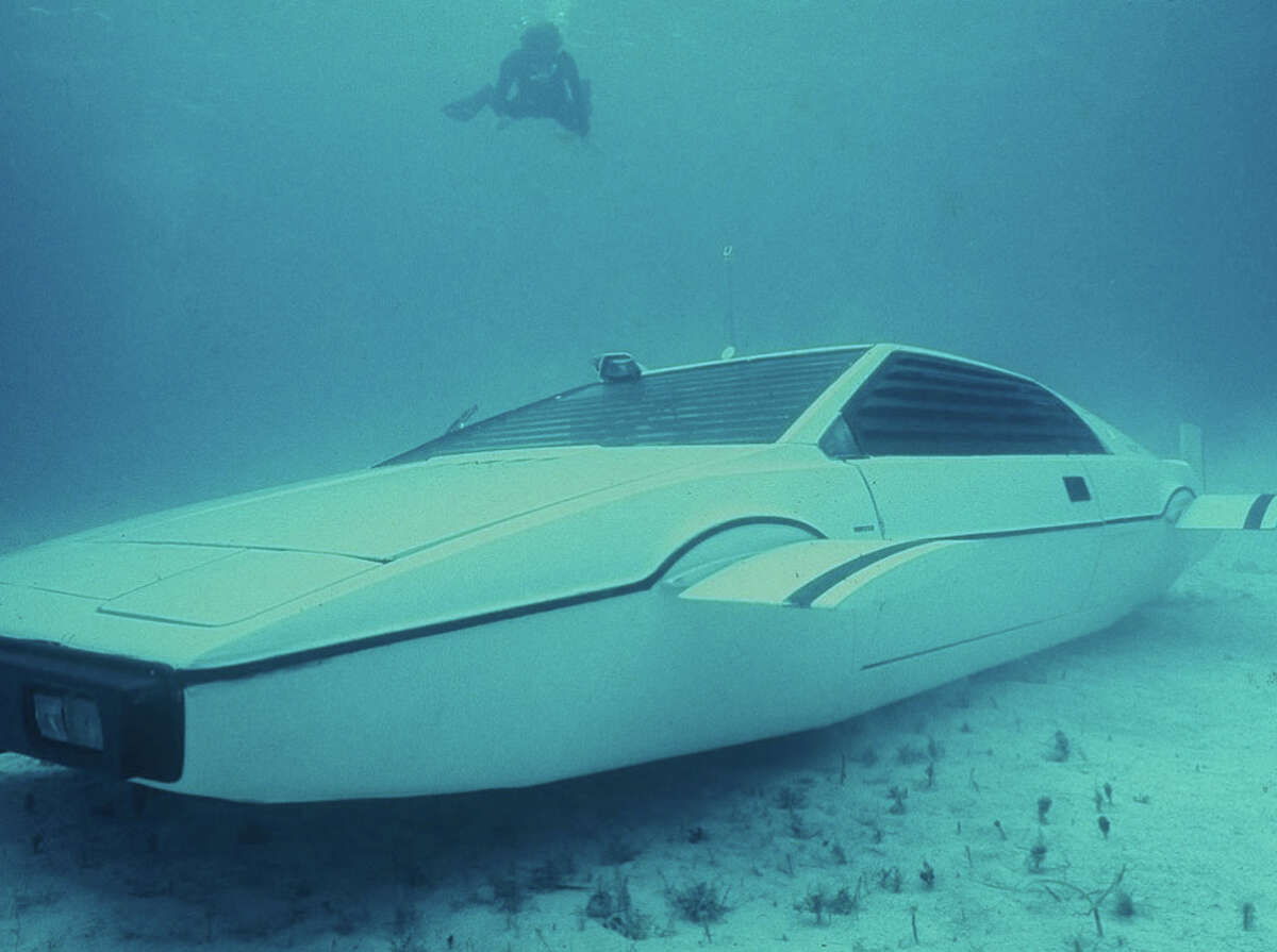 007 'submarine car' sells for 865,000