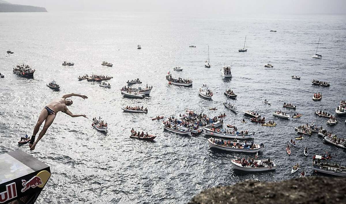 Amazing photos of daredevil cliff divers