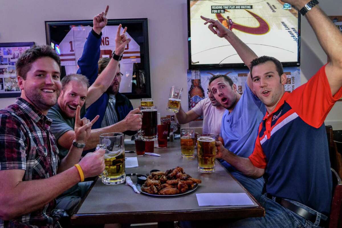 Patrons enjoy beer and hot wings at a Pluckers Wing Bar in Austin. Pluckers, which will expand to Houston, is already in the Dallas area and Louisiana.