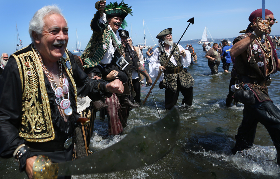 Seafair Pirates storm Alki Beach during annual landing