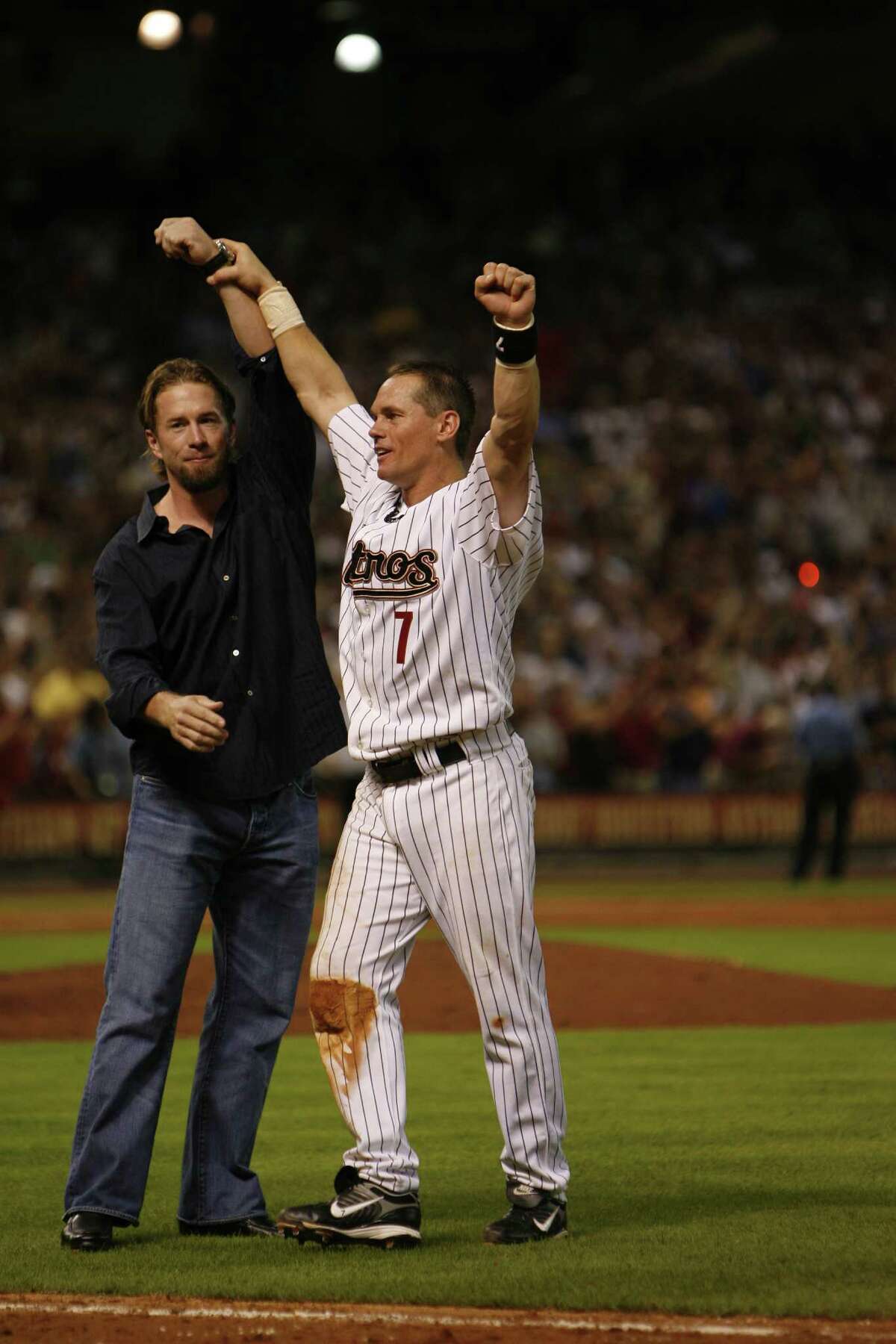 Houston Astros second baseman Craig Biggio (L) celebrates his 3,000 career  hit by hoisting one of his sons in the seventh inning against the Colorado  Rockies at Minute Maid Park in Houston