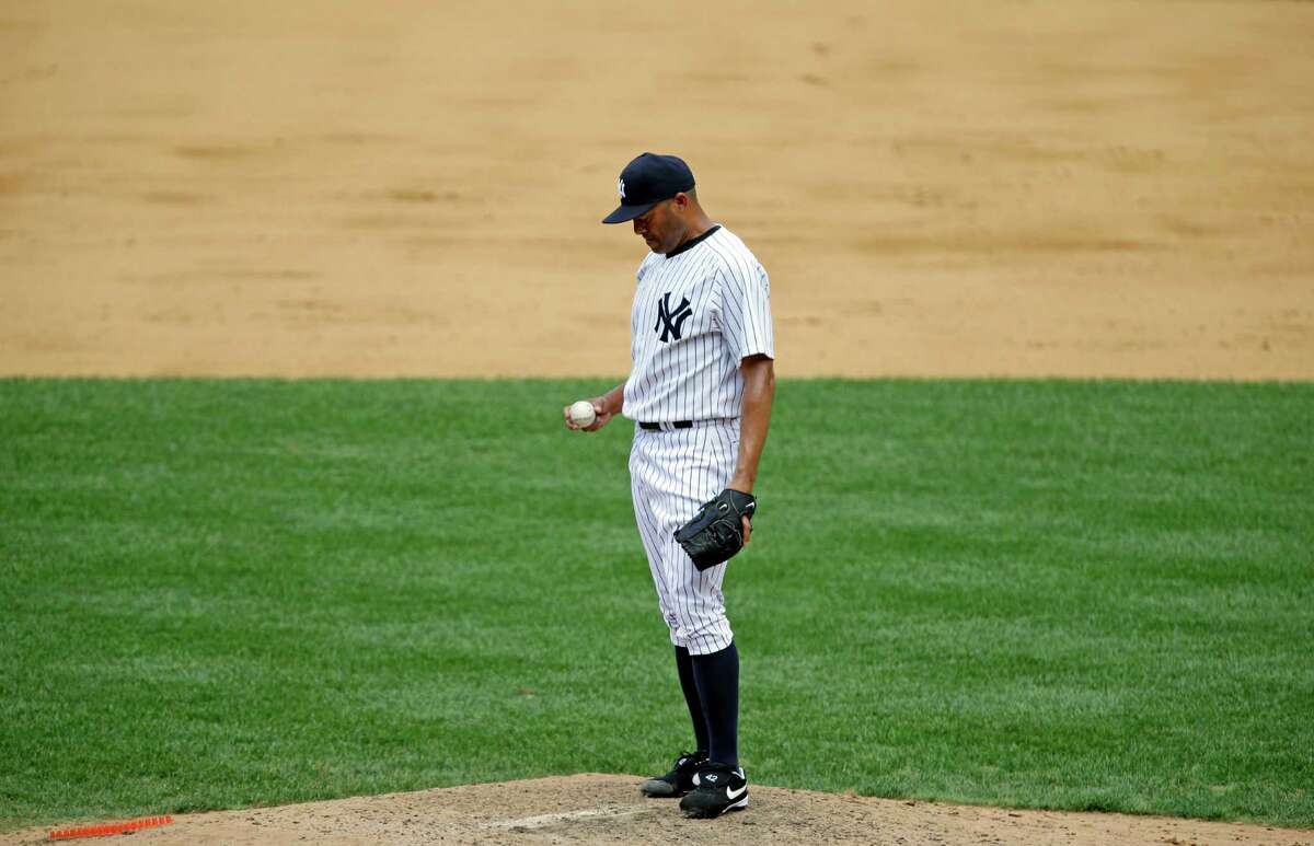 Photo: New York Yankees Derek Jeter reacts in Game 3 of the 2010