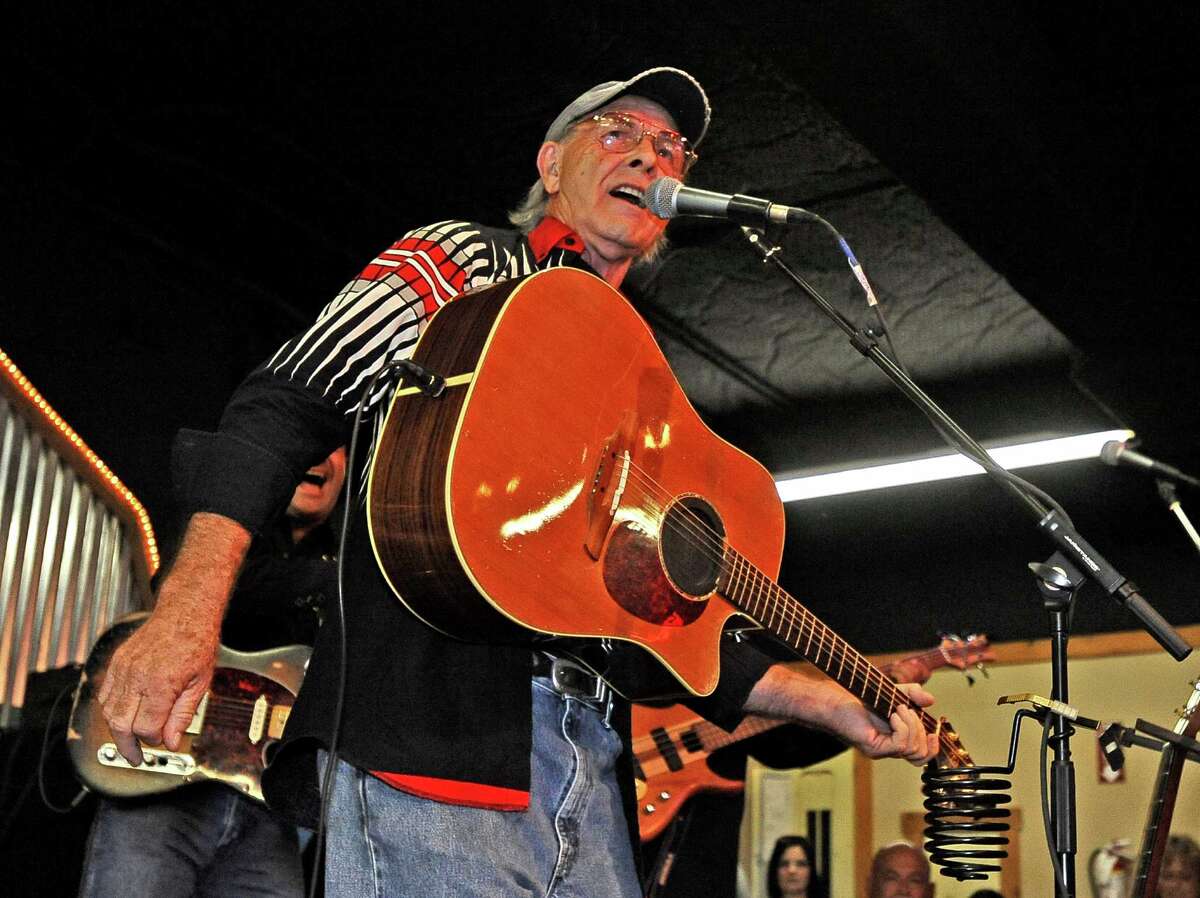 Southeast Texans pay tribute to Jones