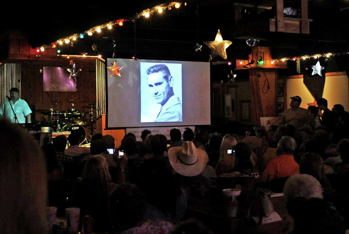 Southeast Texans pay tribute to Jones