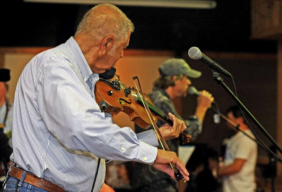 Southeast Texans pay tribute to Jones