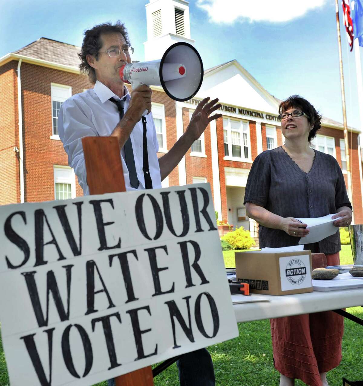 Bethel water sale spurs opponents