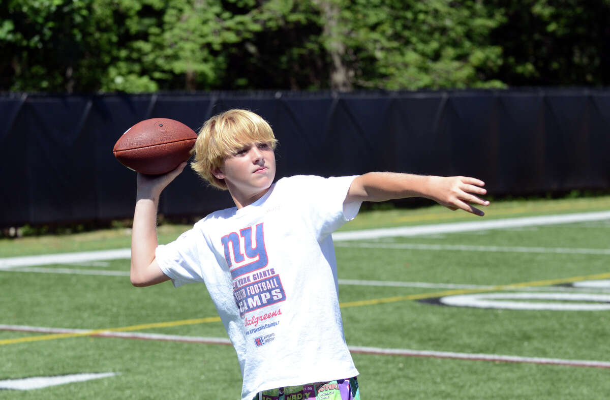 New Canaan and Darien youth football players enjoy New York Giants camp