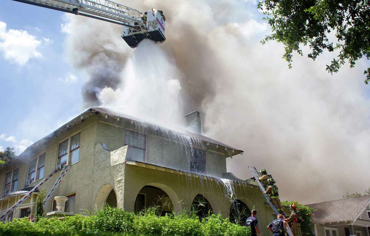 Houston firefighters battle blaze at apartment in Heights