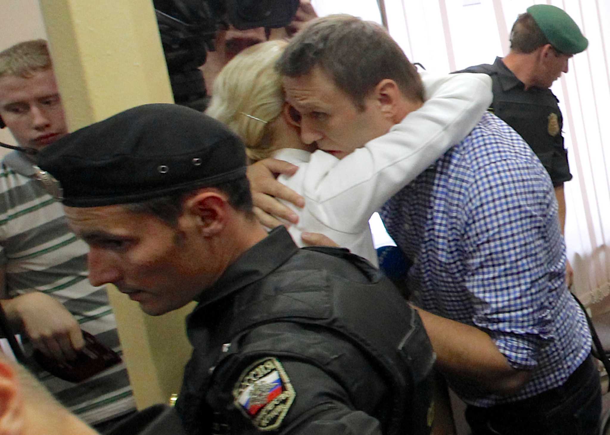 Арест ниже. Навальный с женой в суде.