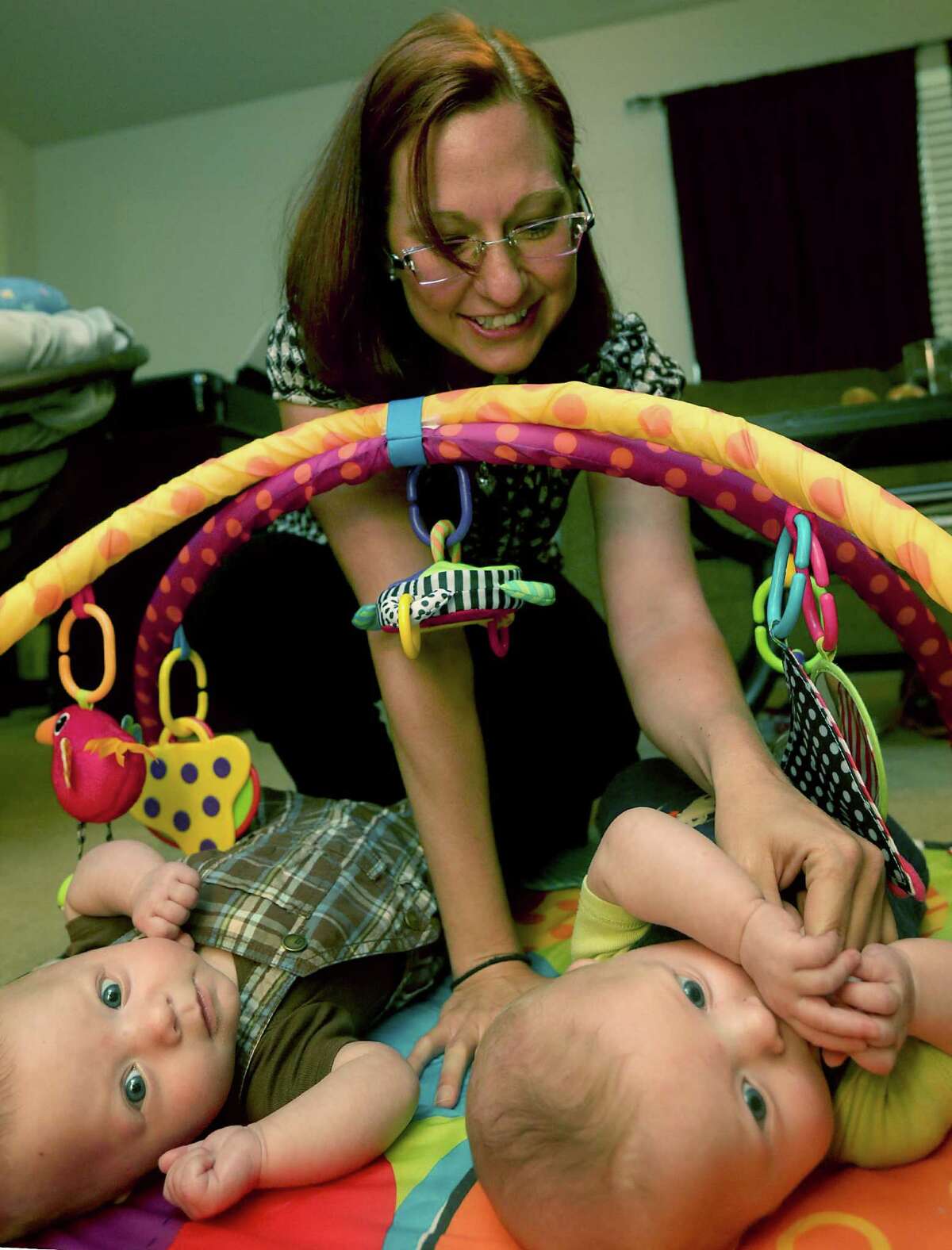 Amanda Kee plays with Zevin (left) and Draven, now thriving 6-month-olds. Two months before their birth, however, the twins were diagnosed with a rare, life-threatening condition.