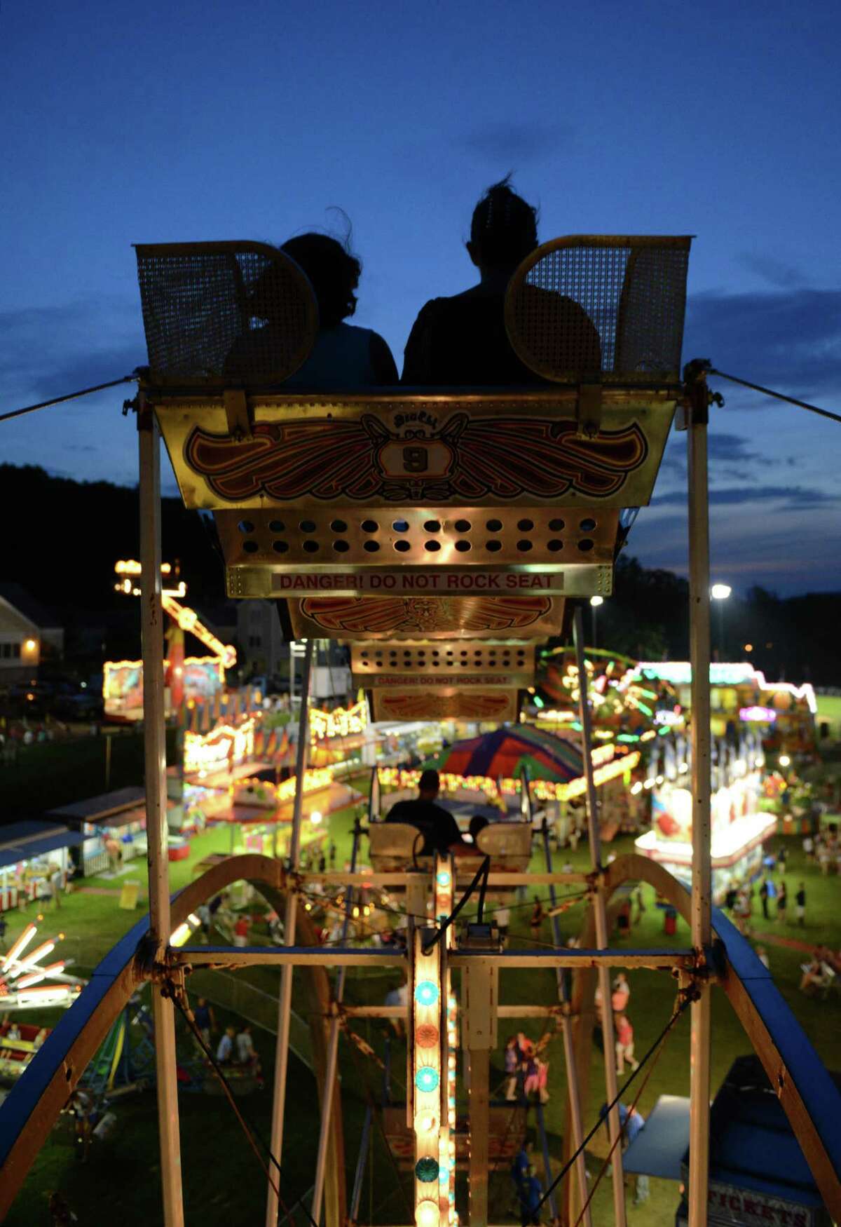 'Olde Tyme' carnival lights up New Fairfield