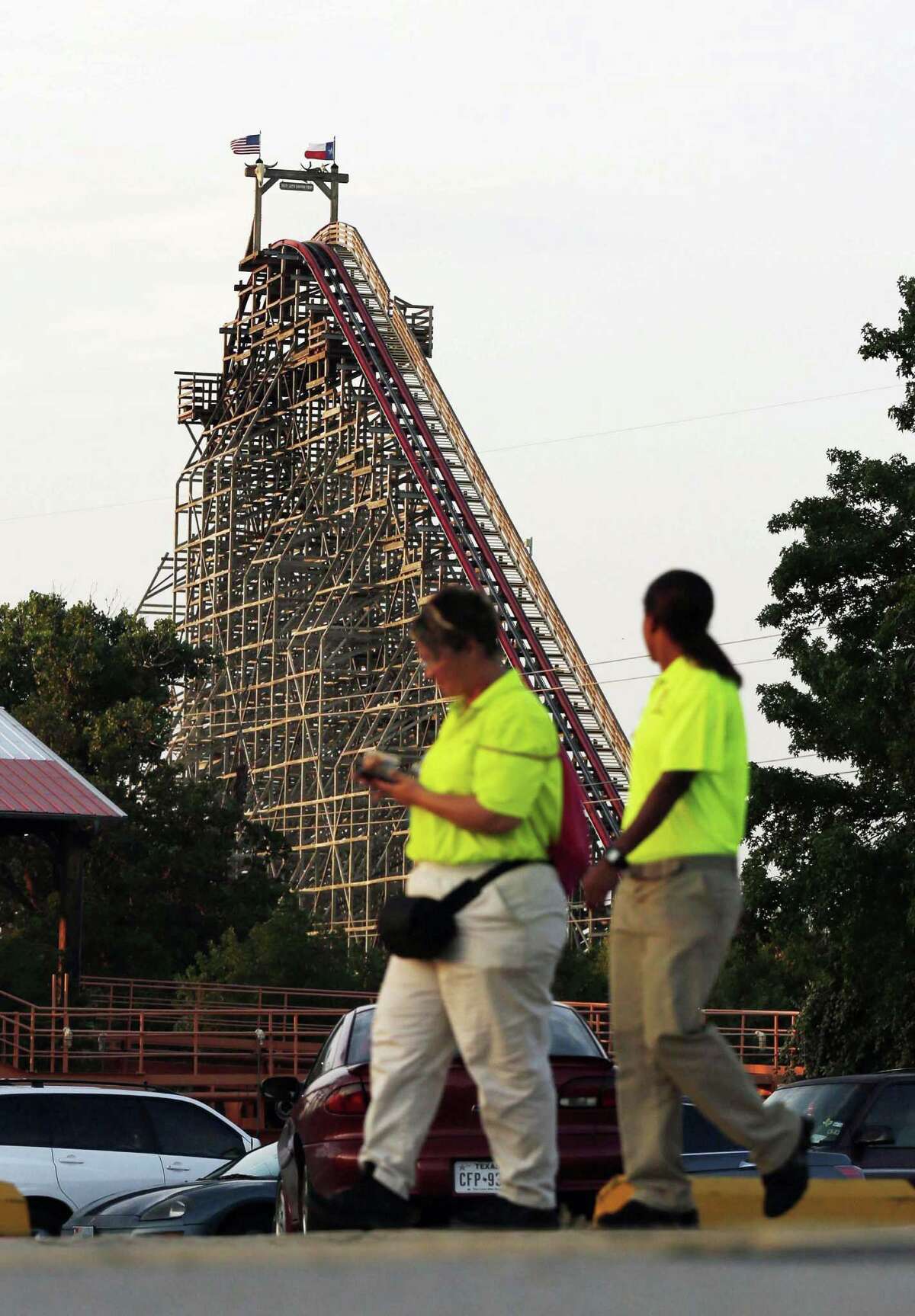 Roller coaster death investigated at Six Flags