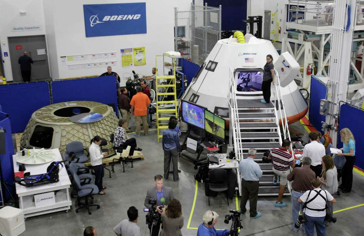 boeing unveils new spacecraft