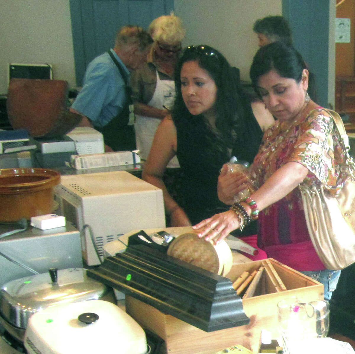 The alternatives are seemingly endless for Catherine Medina, right, of Washington and her sister, Vivian Merino as they shop in the parish hall during the Washington Congregational Church's annual Green Fair, July 13, 2013.