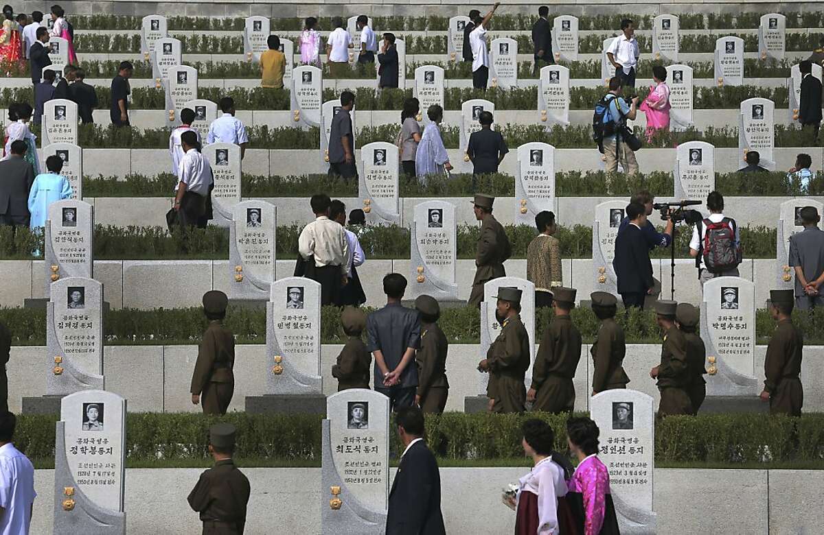 Как выглядят корейские кладбища. Кладбище в Северной Корее. Южная Корея мемориал кладбище. Мемориальное кладбище революционеров КНДР. День памяти 6 июня в Корее.