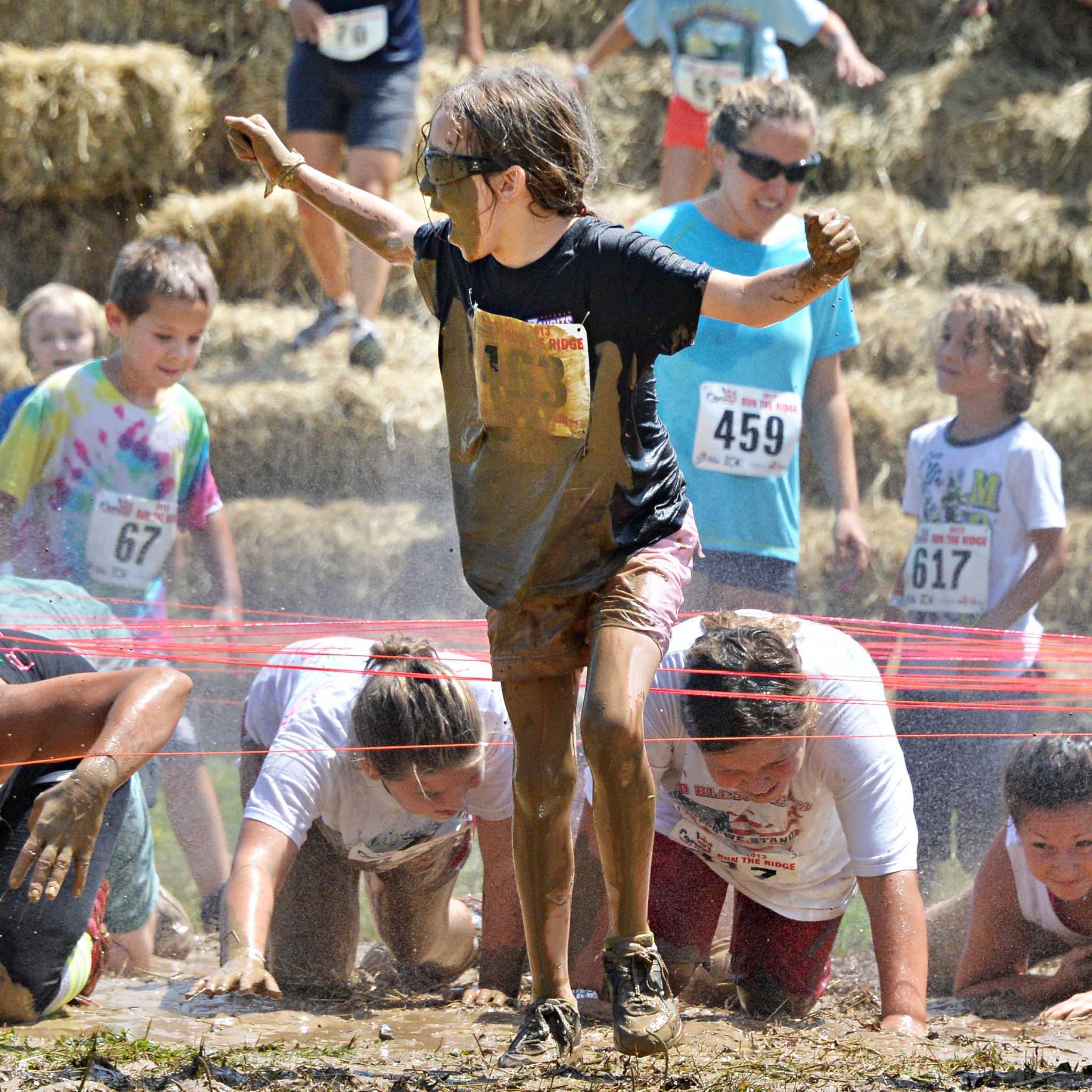 Юность грязь. Маленькие натуралисты Mud. Kids Mud Race.