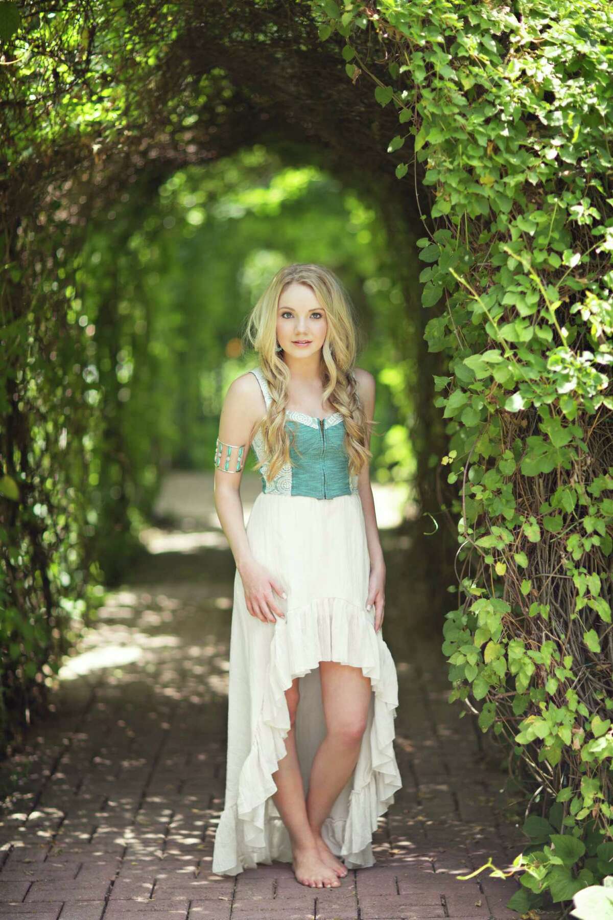 danielle-bradbery-jumps-at-releasing-new-single