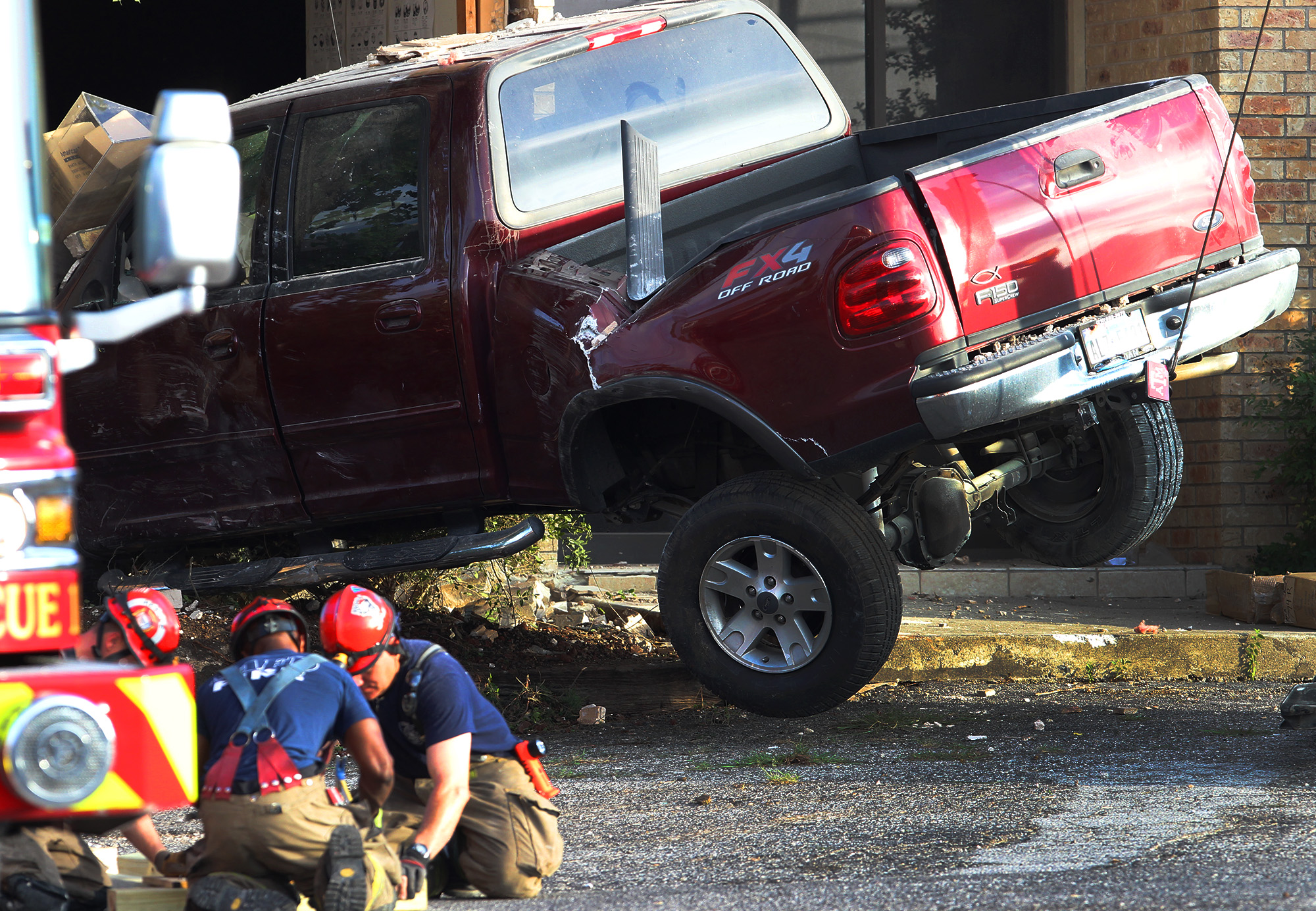 Wreck triggers gas leak on North Side