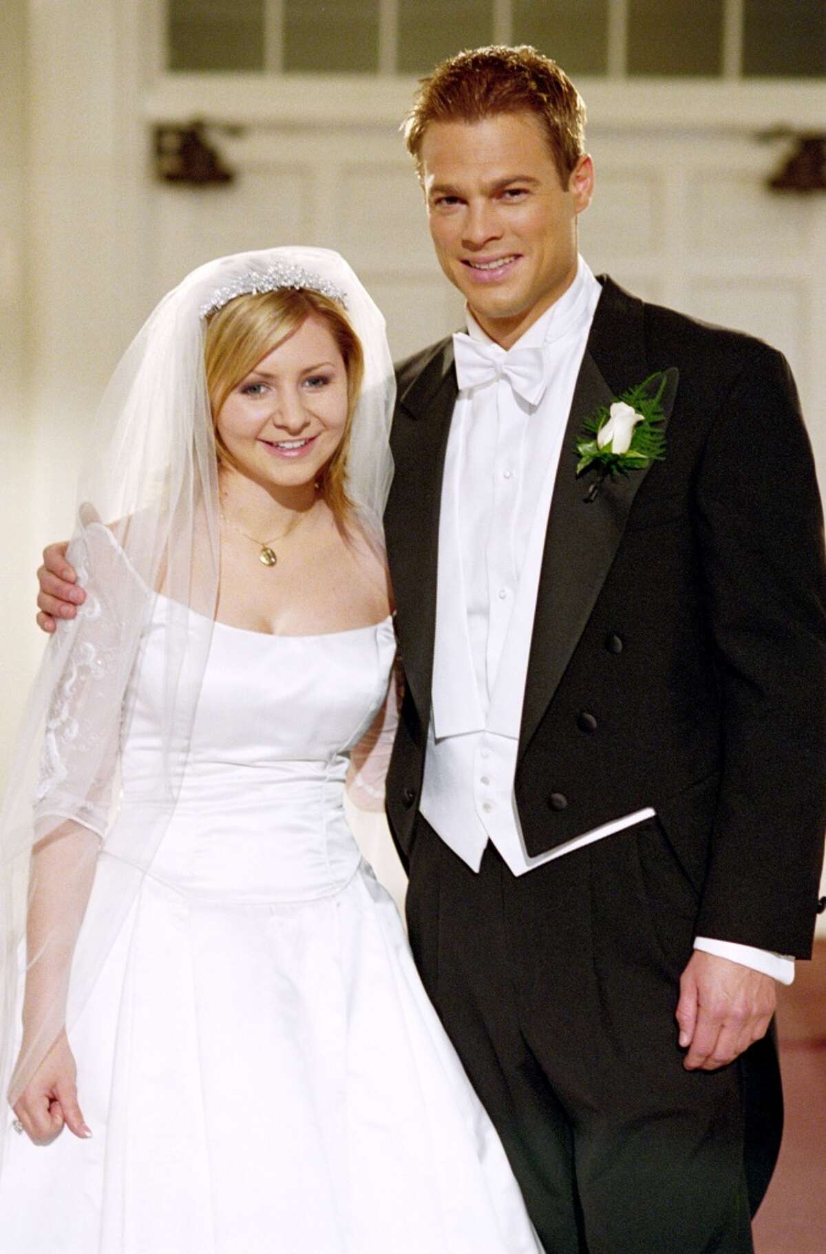 Lucy Camden (Beverley Mitchell) weds Kevin Kinkirk (George Stults). 