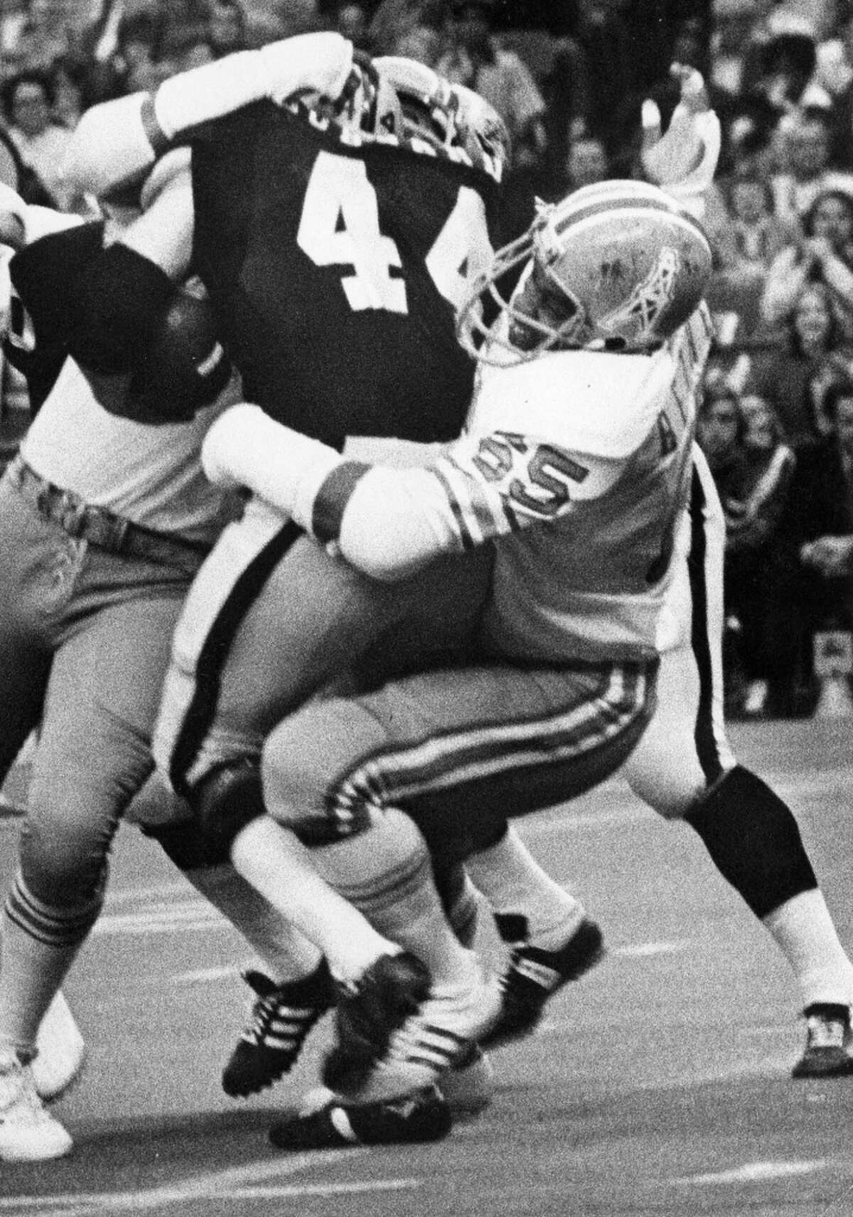 Hall of Fame tight end Dave Casper of the Houston Oilers during a