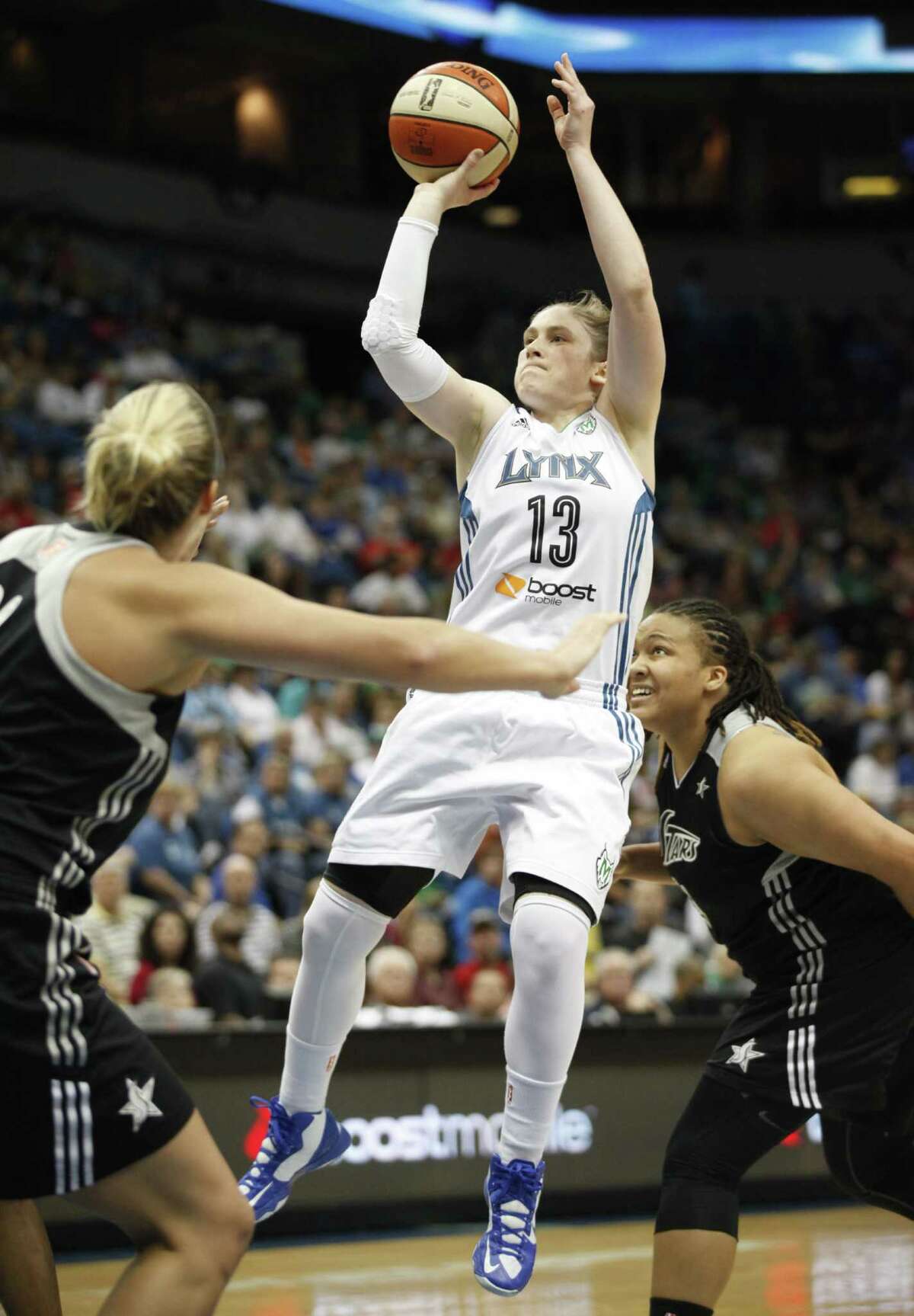 Guard Lindsay Whalen (center) chipped in with 12 points, helping the Lynx take command in the third quarter Friday.