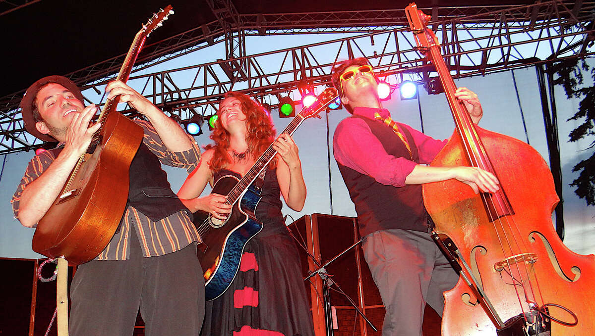 Stealing the spotlight Swingin' summer night with Caravan of Thieves