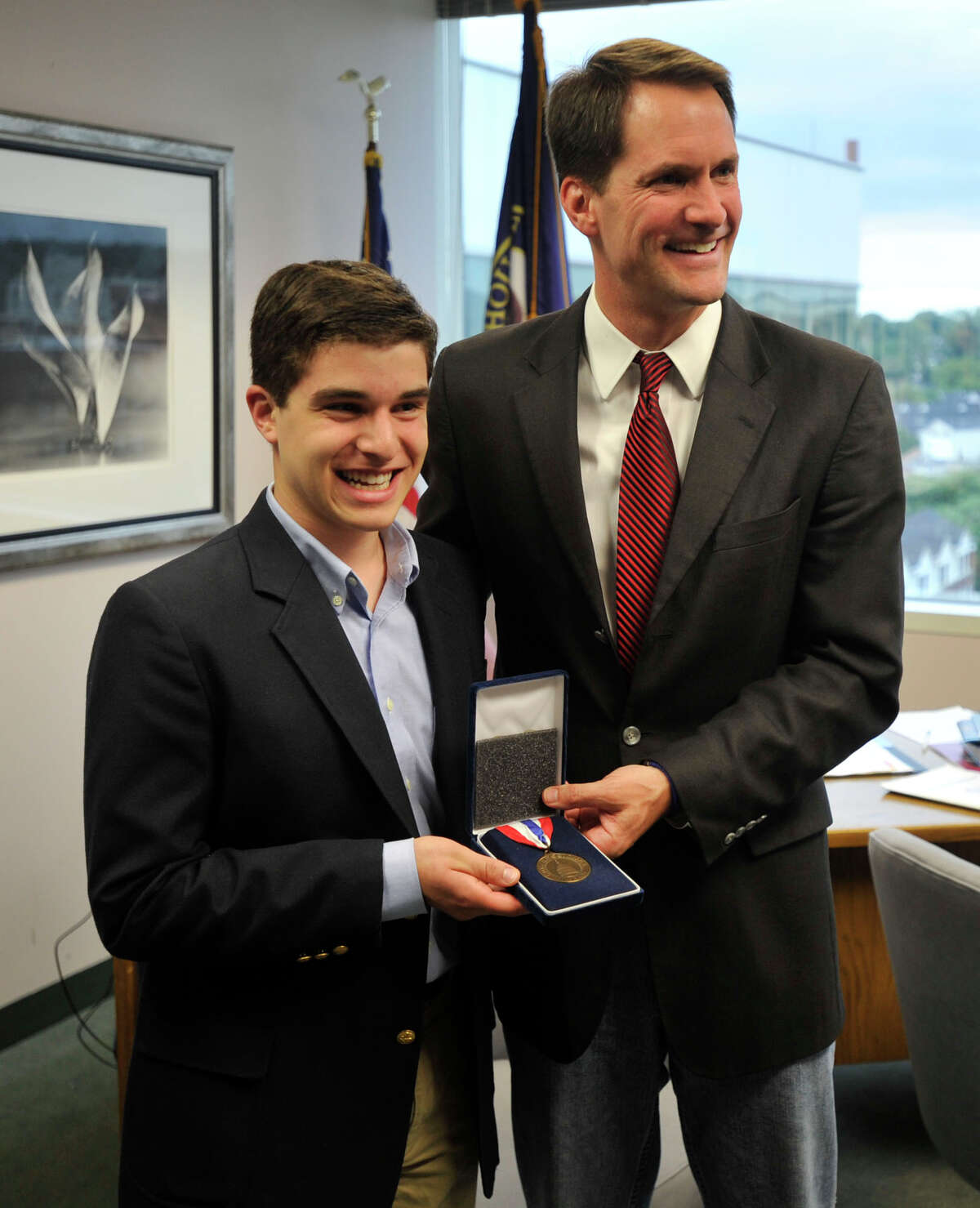 Himes presents Congressional Awards