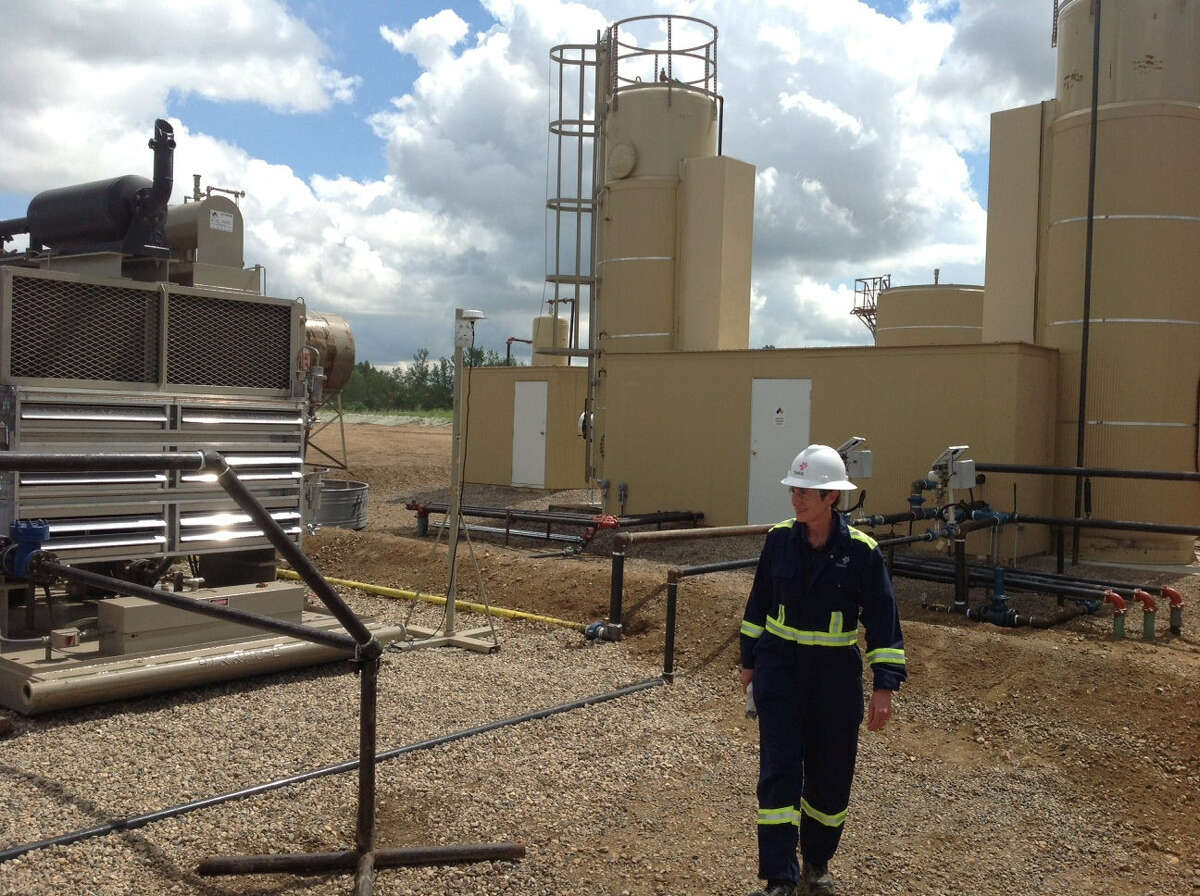 U.S. Interior Secretary Sally Jewell tours oil field operations in North Dakota's Bakken Shale.