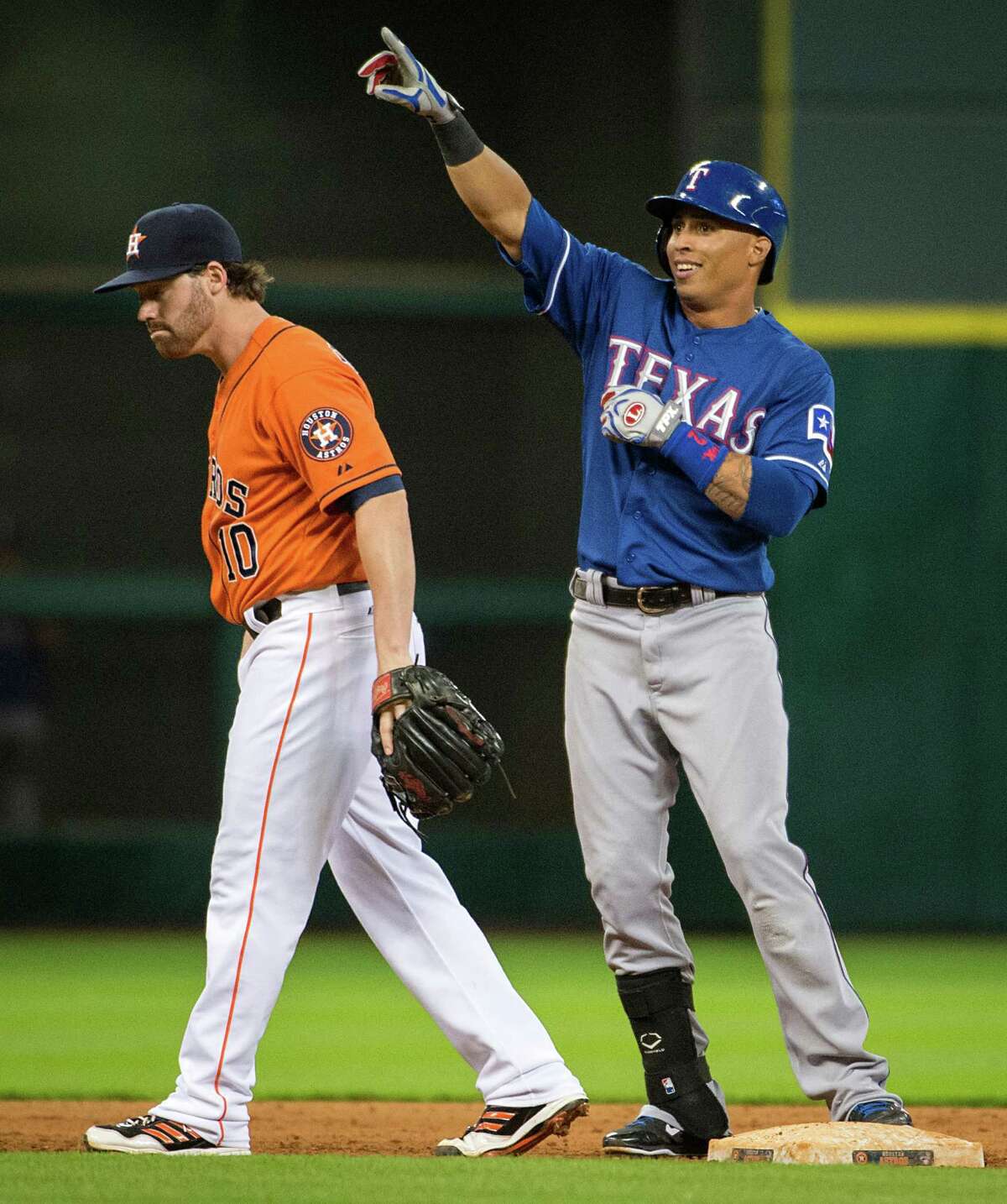 Pierzynski homers, Rangers hold off Astros 5-4