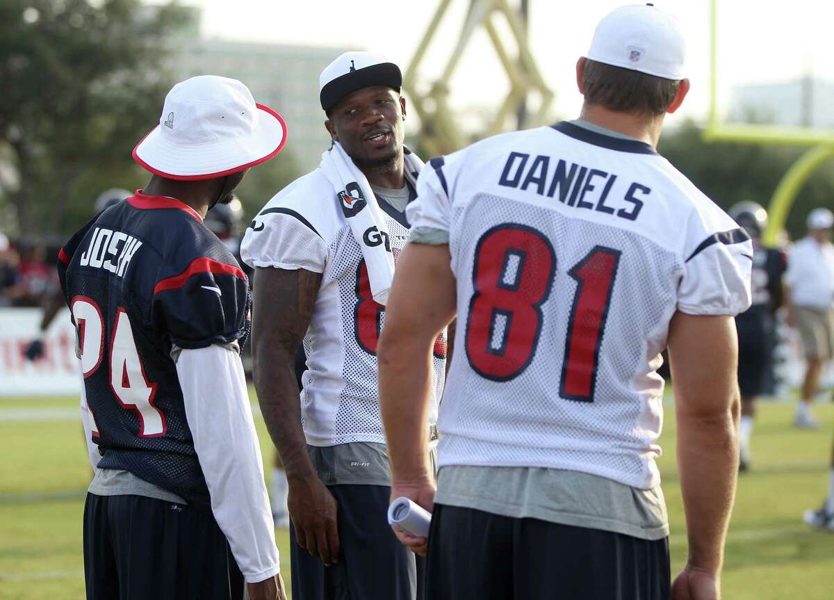 Tight end Aaron Hernandez (81) of the New England Patriots avoids