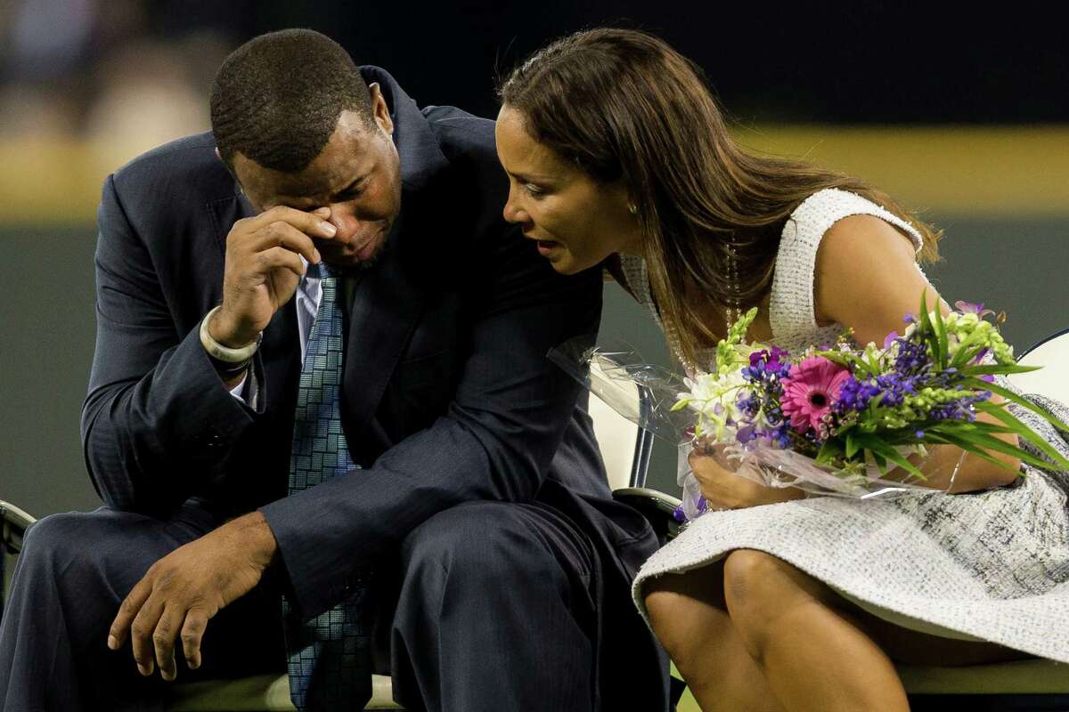 'The Kid' returns Ken Griffey Jr. enshrined in Mariners Hall of Fame