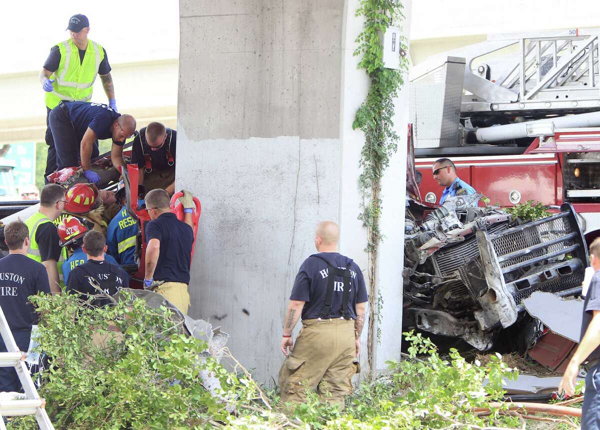 Fatal wreck slows inbound U.S. 59 in NE Houston