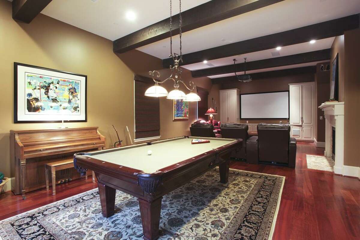 Breaburn County Club residence has game room, pool, office