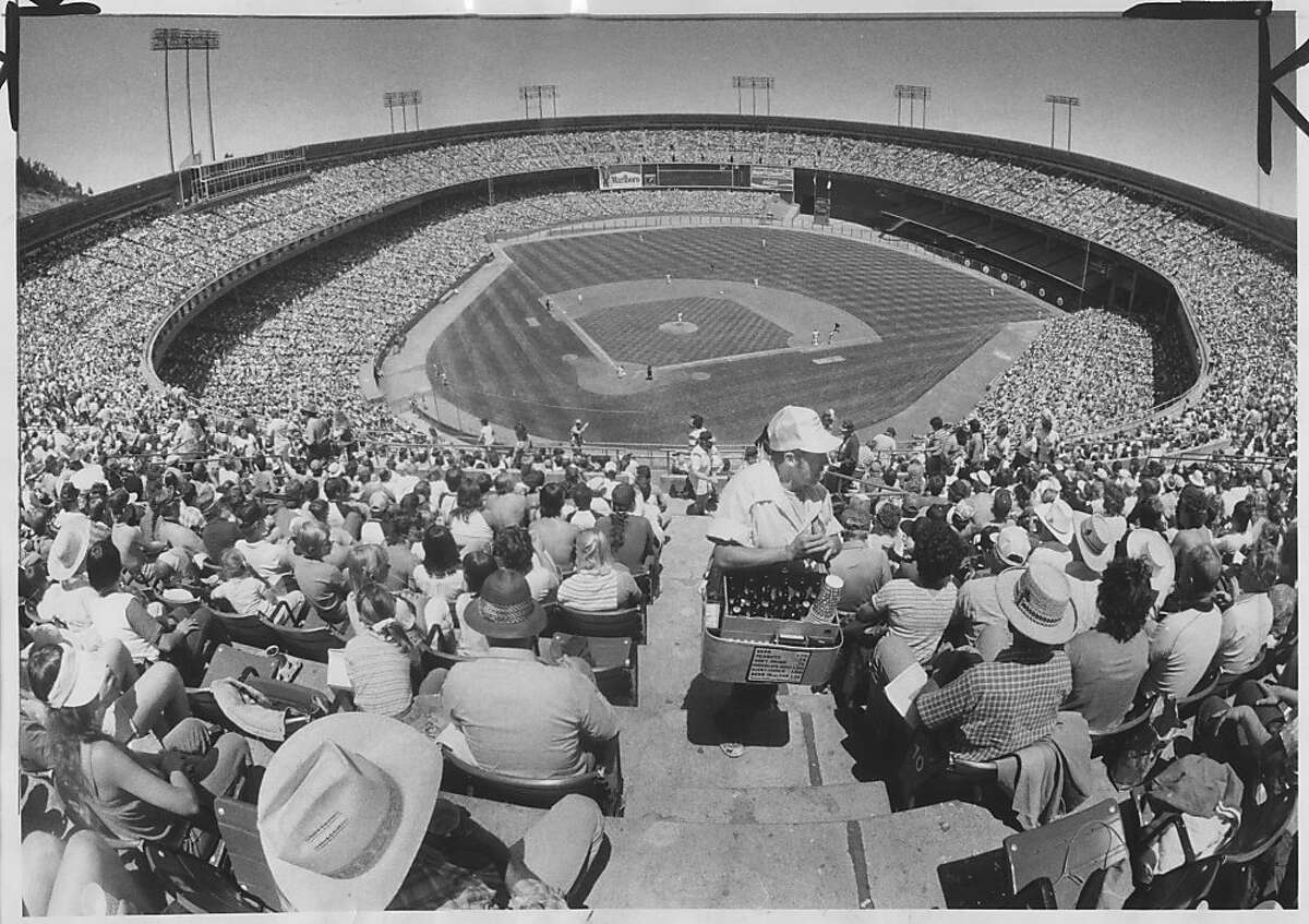 烛台公园。巨人队和勇士队的比赛观众最多，50,205人。照片拍摄于1983年6月19日。