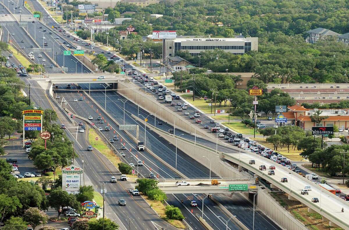 U.S. 281 southbound lanes at Henderson Pass closed for now