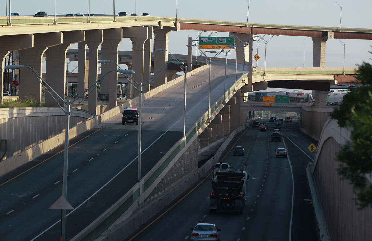 U.S. 281 southbound lanes at Henderson Pass closed for now