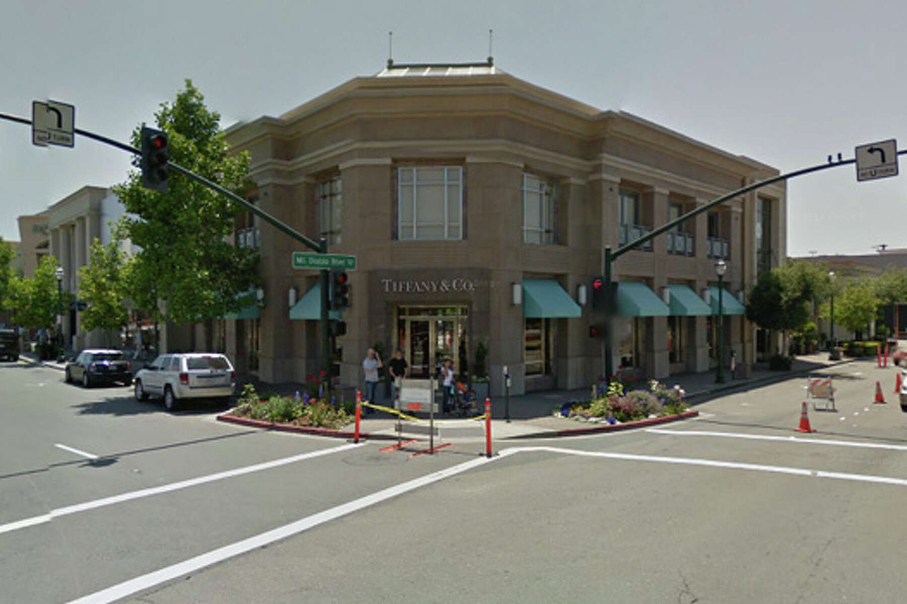 Break-in at Tiffany's: Thieves use pickup