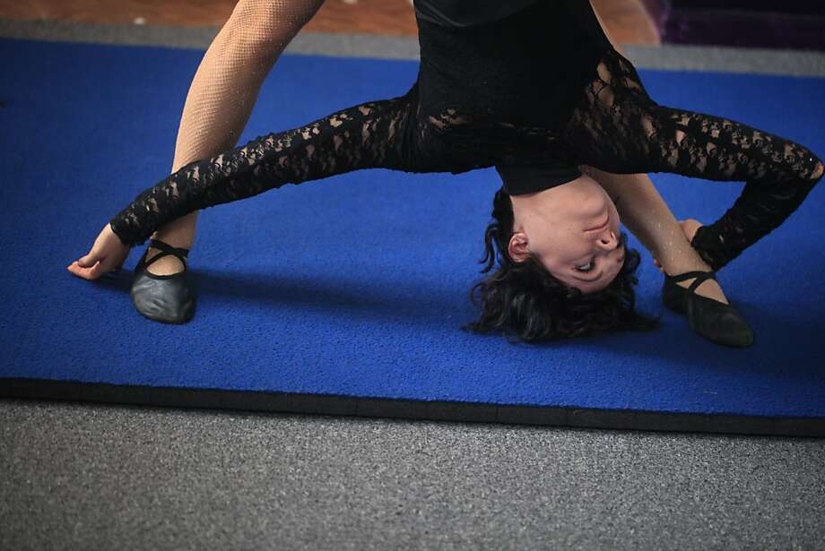 Contortionists Amazing Feat With Amazing Feet Sfgate