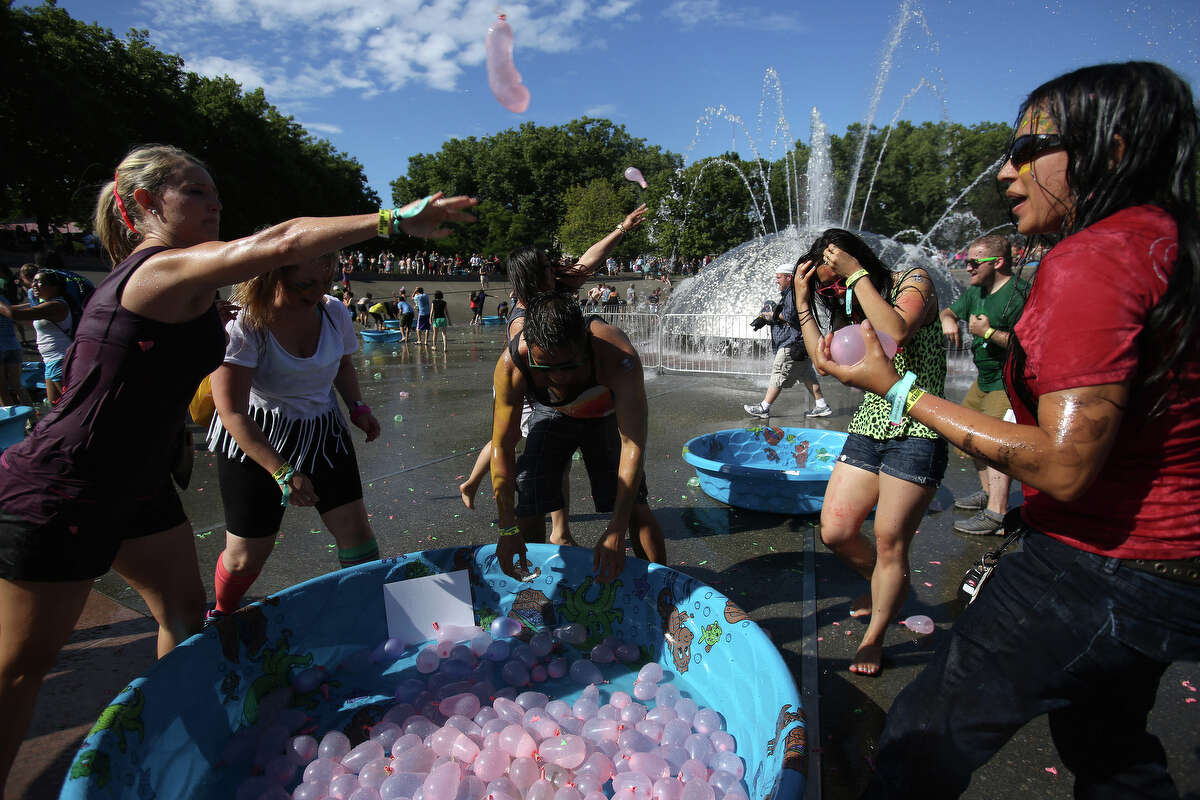 Record water balloon fight attempt