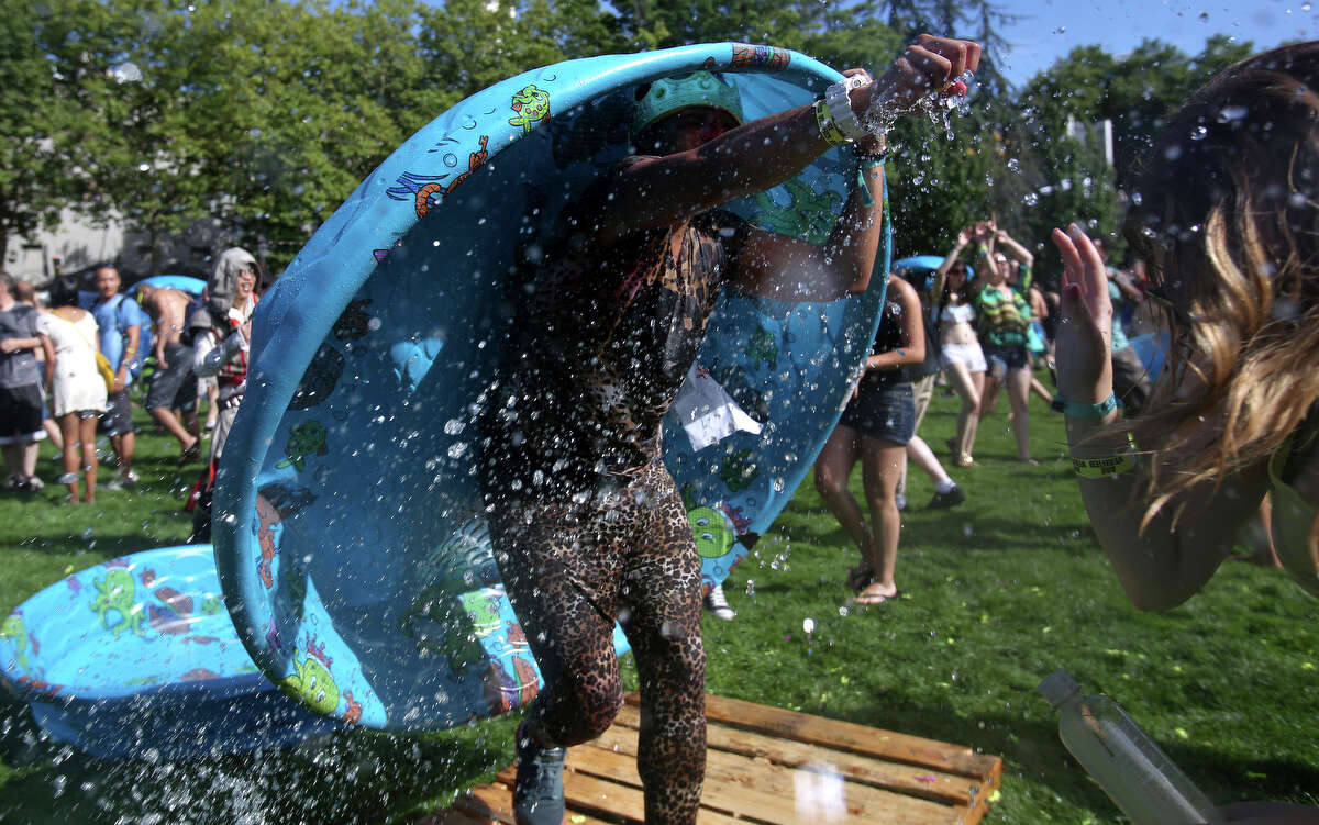 Record water balloon fight attempt
