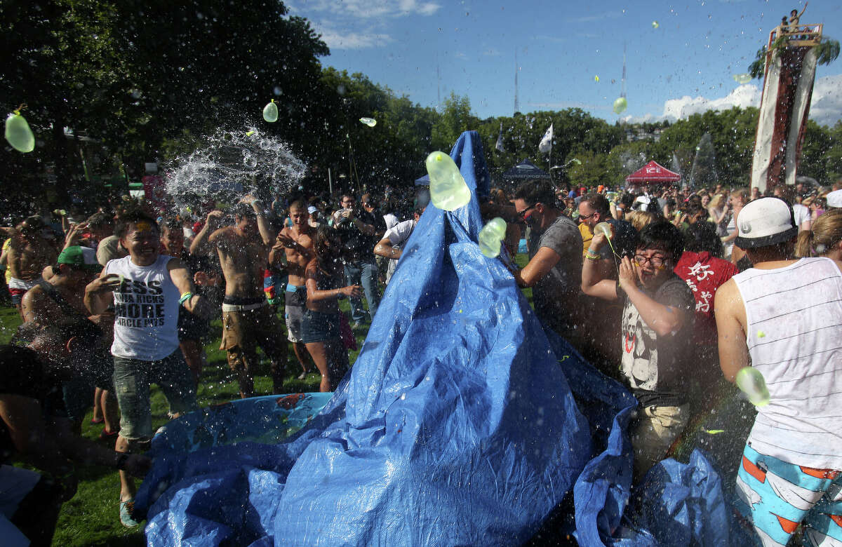 Record water balloon fight attempt