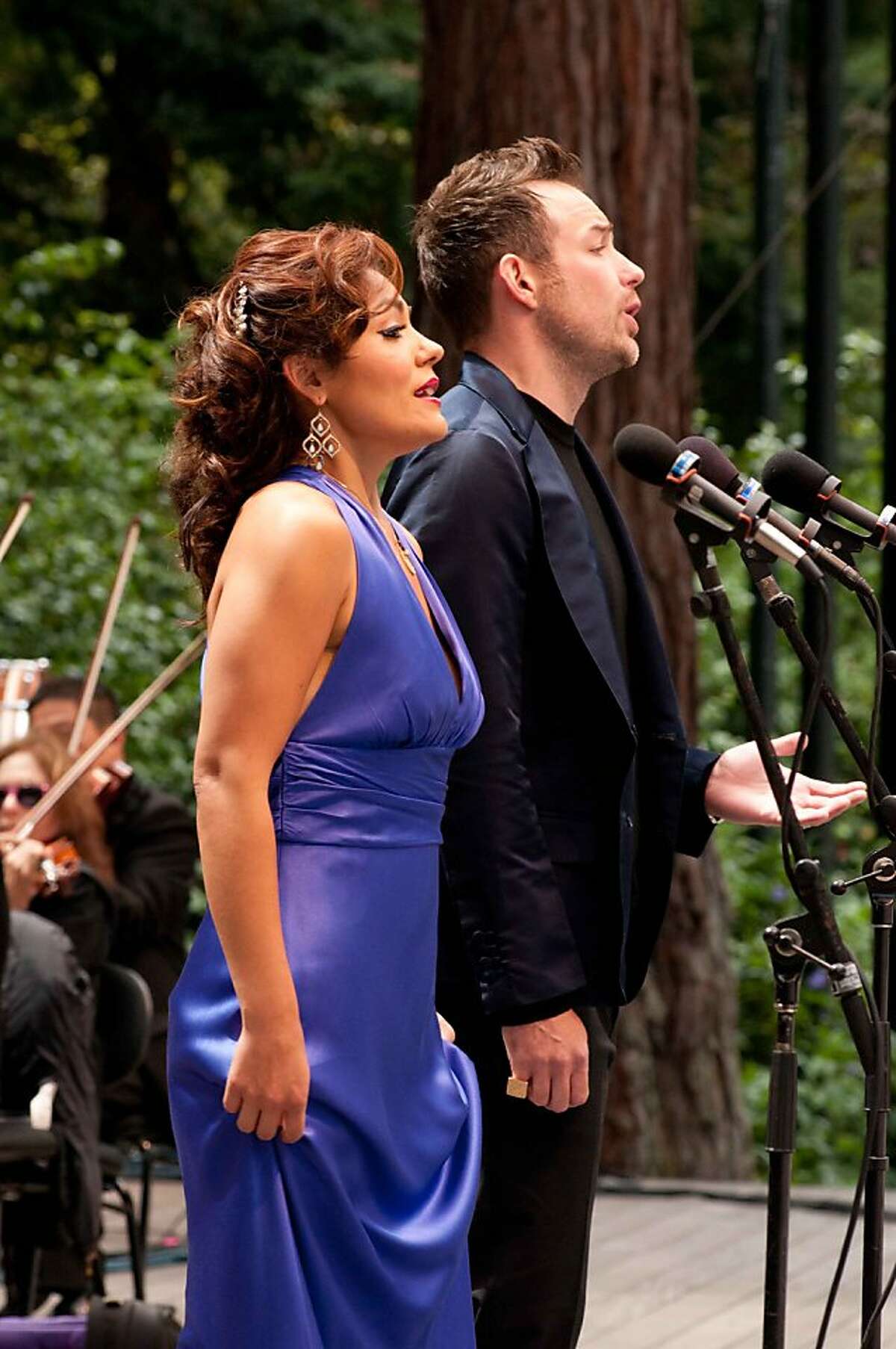 Soprano Ailyn Pérez (l.) and tenor Stephen Costello sing with the San Francisco Opera in Stern Grove, 8/18/13