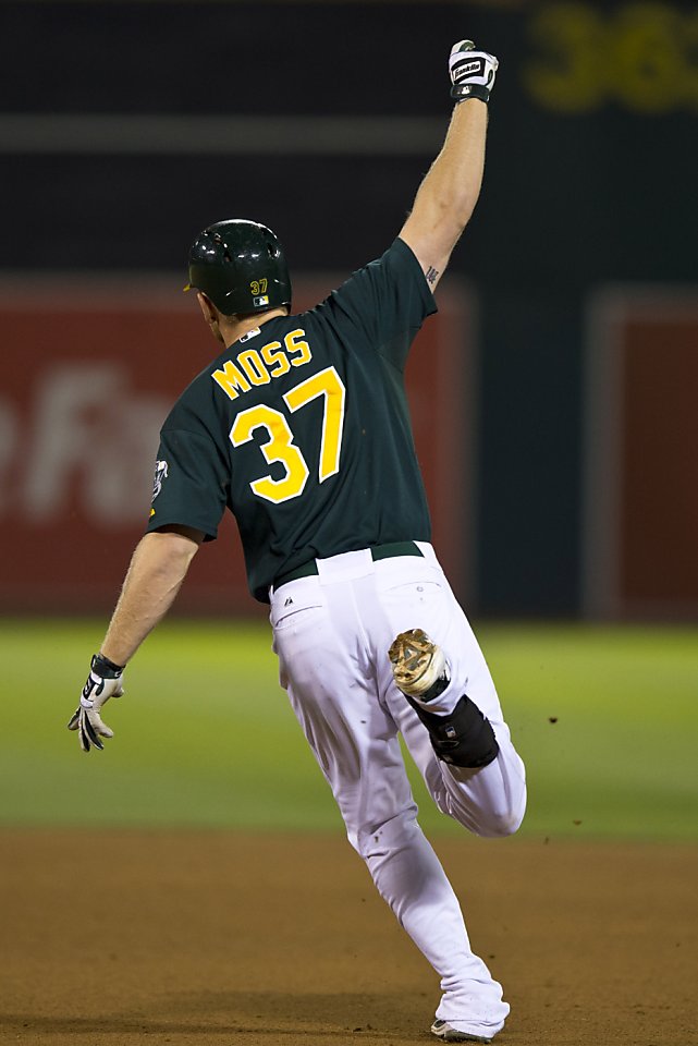 Moss' homer seals 7th straight win for Parker