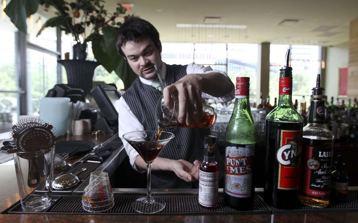 Chris Frankel making a Nassau Street cocktail at the bar at RDG.